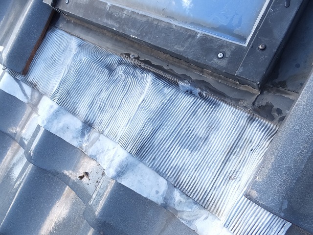 周囲の部材が痛みに発展する恐れのある天窓